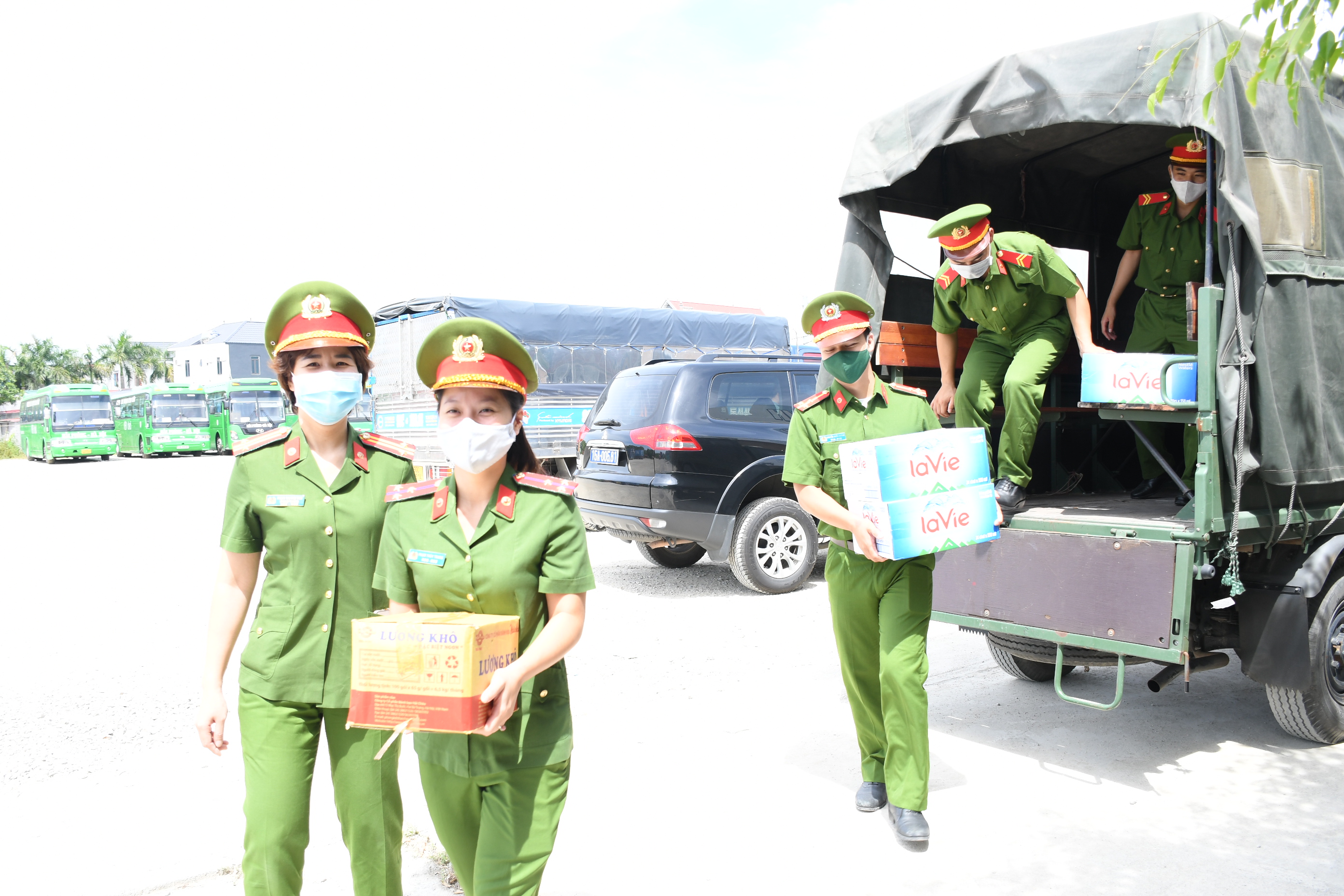 Hội phụ nữ Phòng CS Thi hành án hình sự & và HTTP: Tặng quà 2 chốt liên ngành phòng, chống dịch bệnh Covid-19